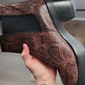 Muse & Cloud Genuine Snakeskin Printed Leather SlipOn Ankle Boots Size 9 COMFY!